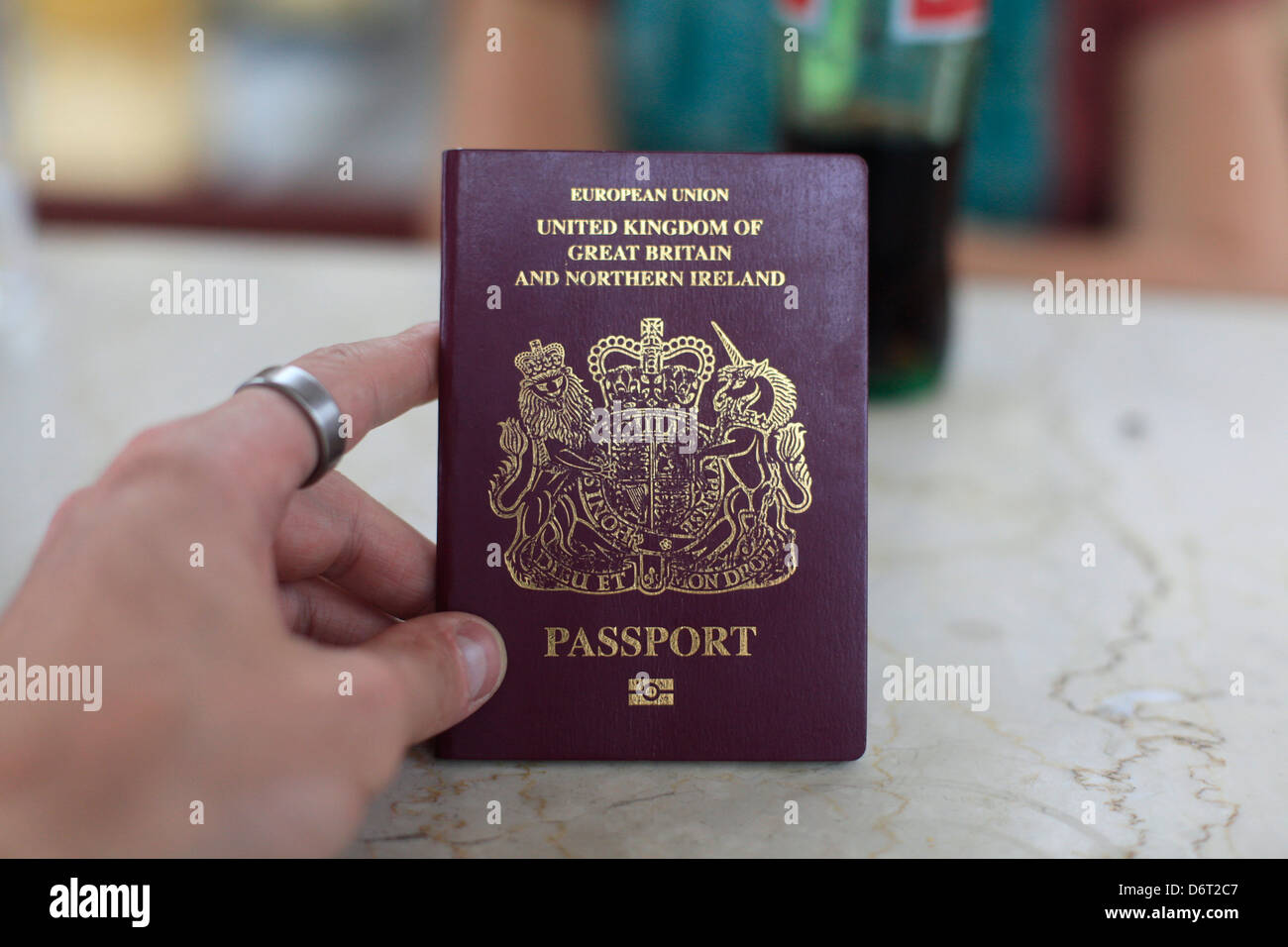 Ein britischen Reisepass wird von einem Touristen Reisen in Indien gehalten. Stockfoto