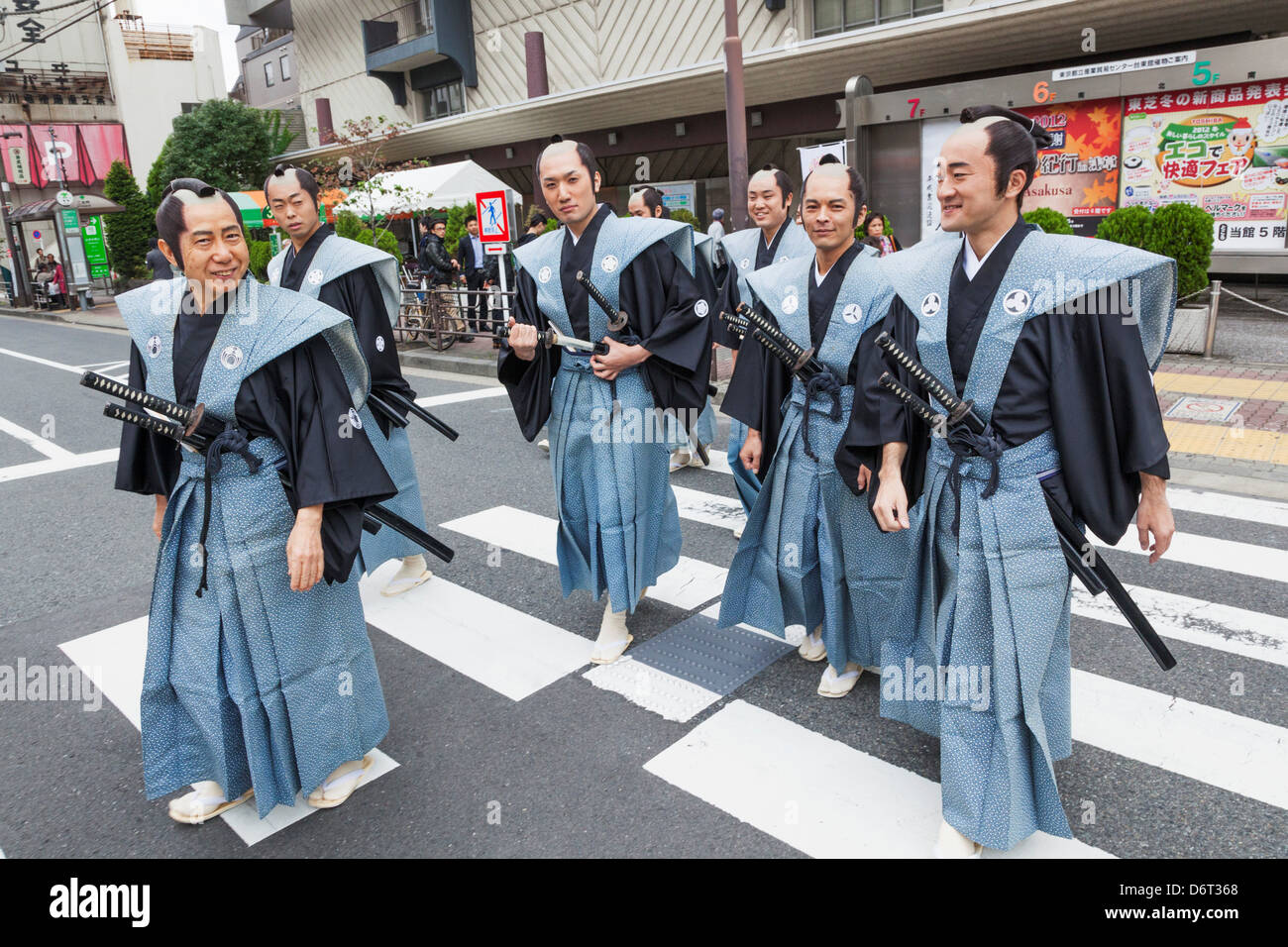 Japan, Honshu, Kanto, Tokio, Asakusa, Jidai Matsurai Festival, Teilnehmer In traditioneller Kleidung Stockfoto