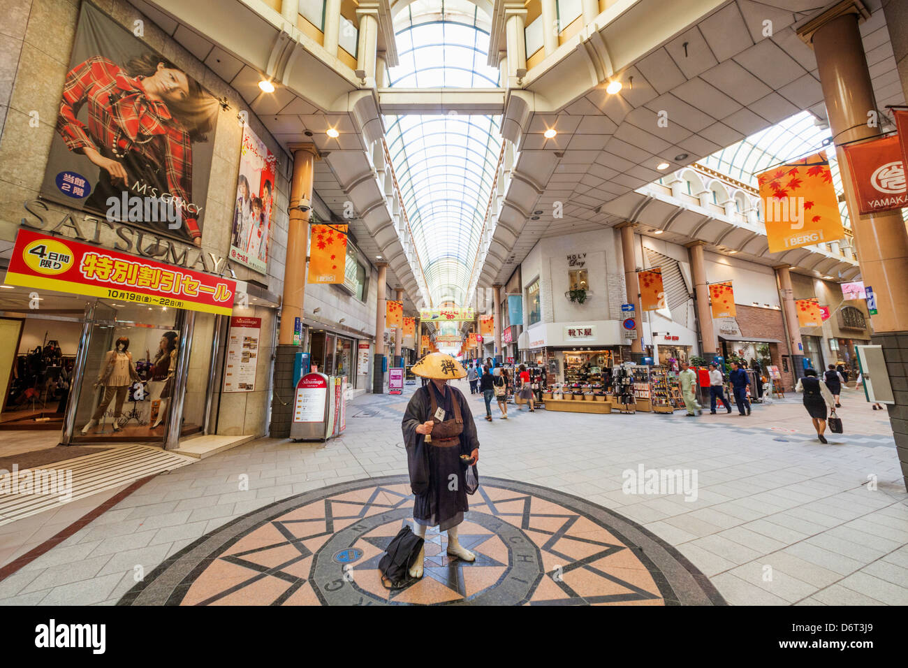 Japan, Kyushu, Kagoshima, Kagoshima City, Tenmonkan-Dori Shopping Arcade, Zen-Mönch Almosen Stockfoto