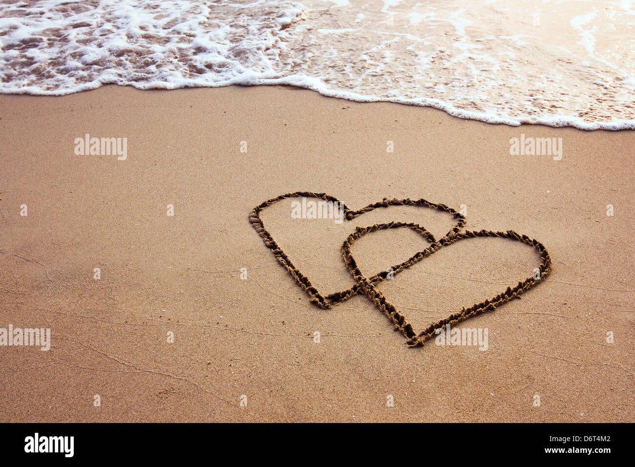 Valentinstag, zwei Herzen am Strand Stockfoto