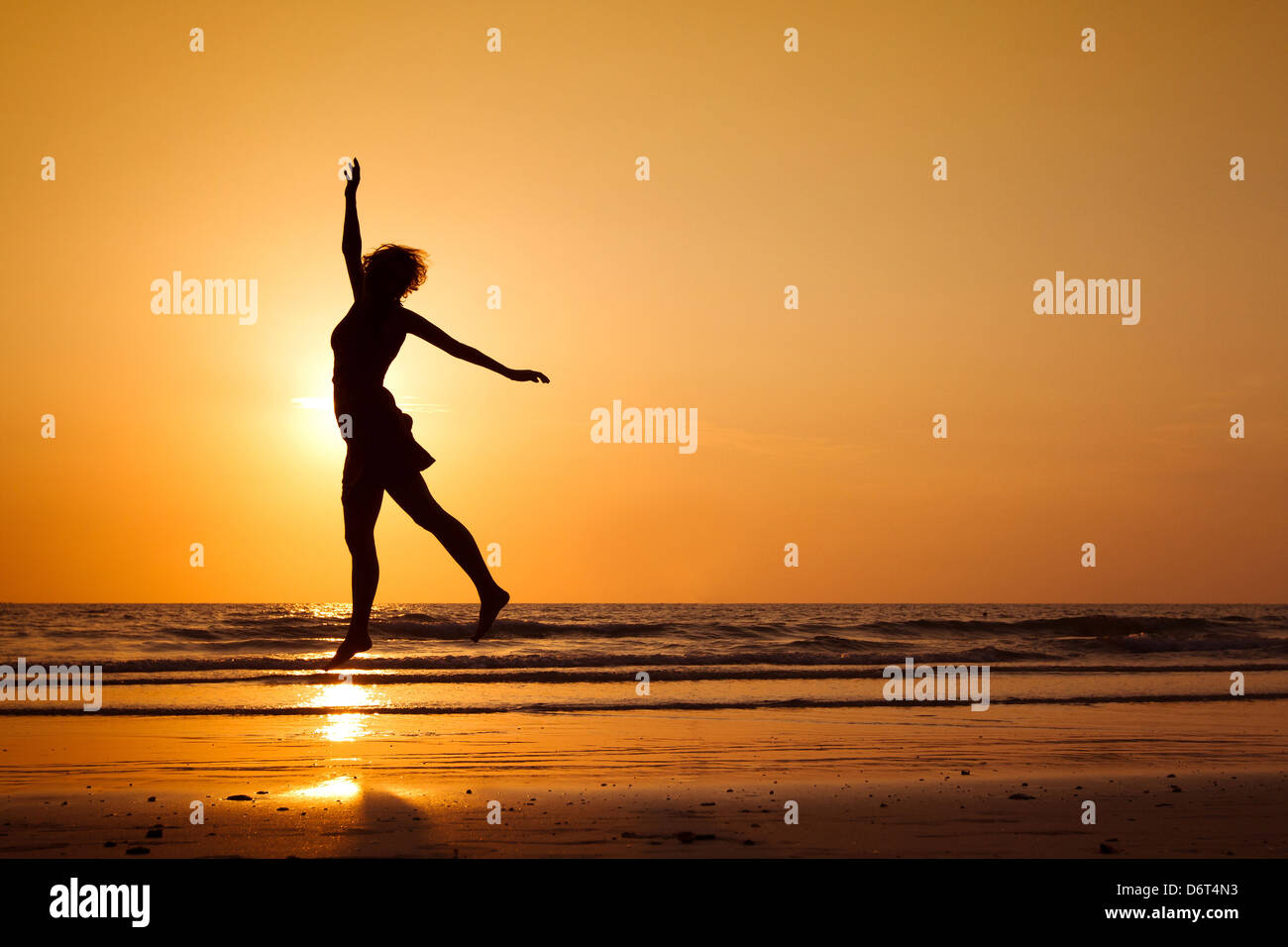 Silhouette der glückliche Frau springen am Strand, gesunde Lebensweise Stockfoto