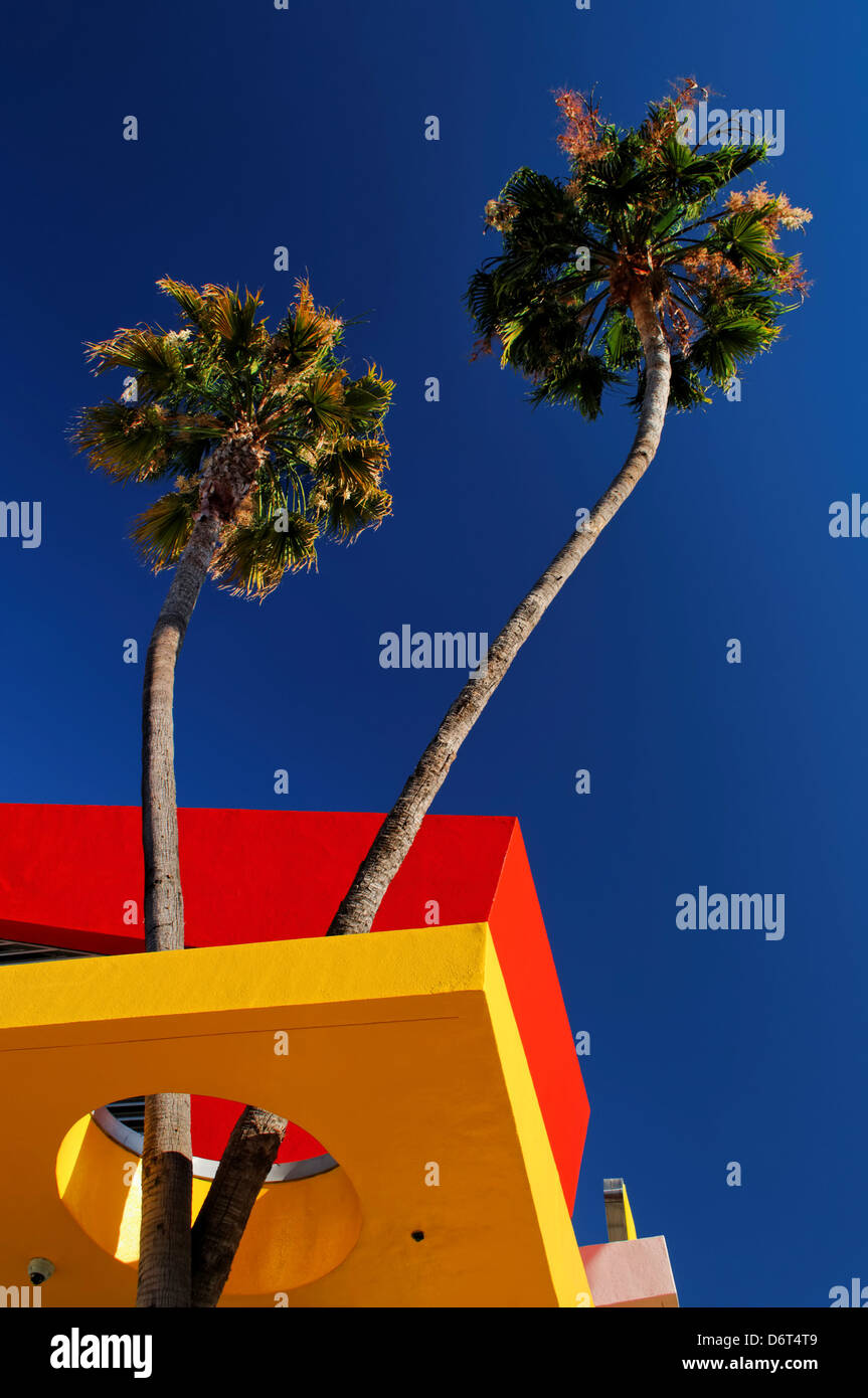 USA, California, Westwood Village, zwei Palmen wachsen durch Loch in geometrischen Architekturmerkmal Stockfoto