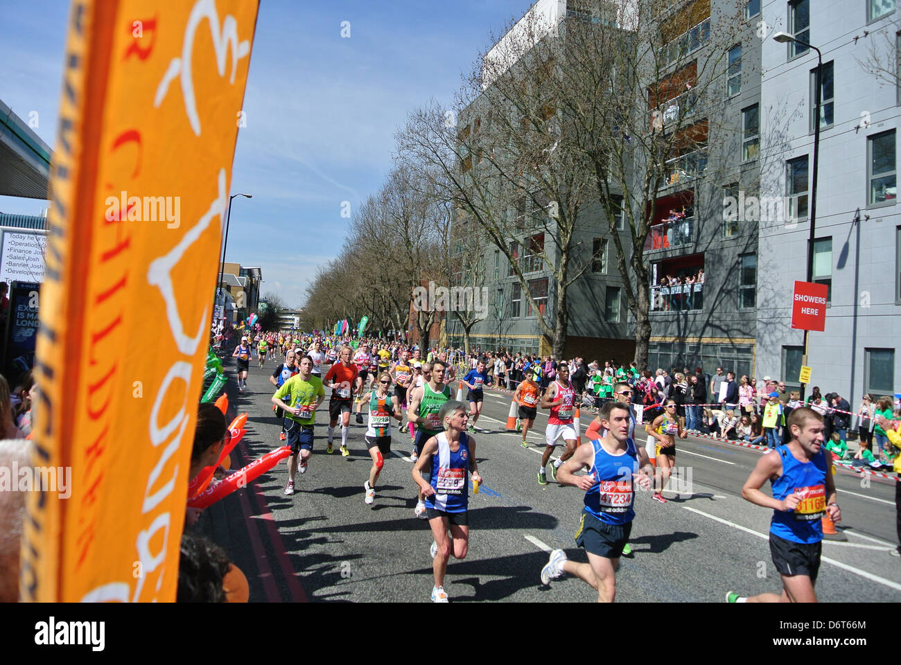 London-Marathon Läufer, 13 Meilen-Marke Stockfoto