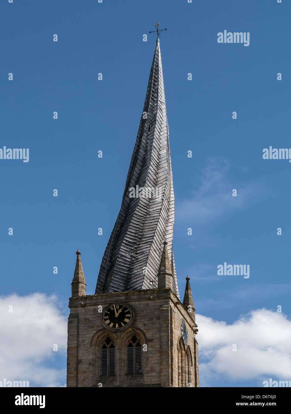 CHESTERFIELD, DERBYSHIRE, Großbritannien - 18. APRIL 2013: Nahaufnahme des krummen Spire der Chesterfield Cathedral Stockfoto