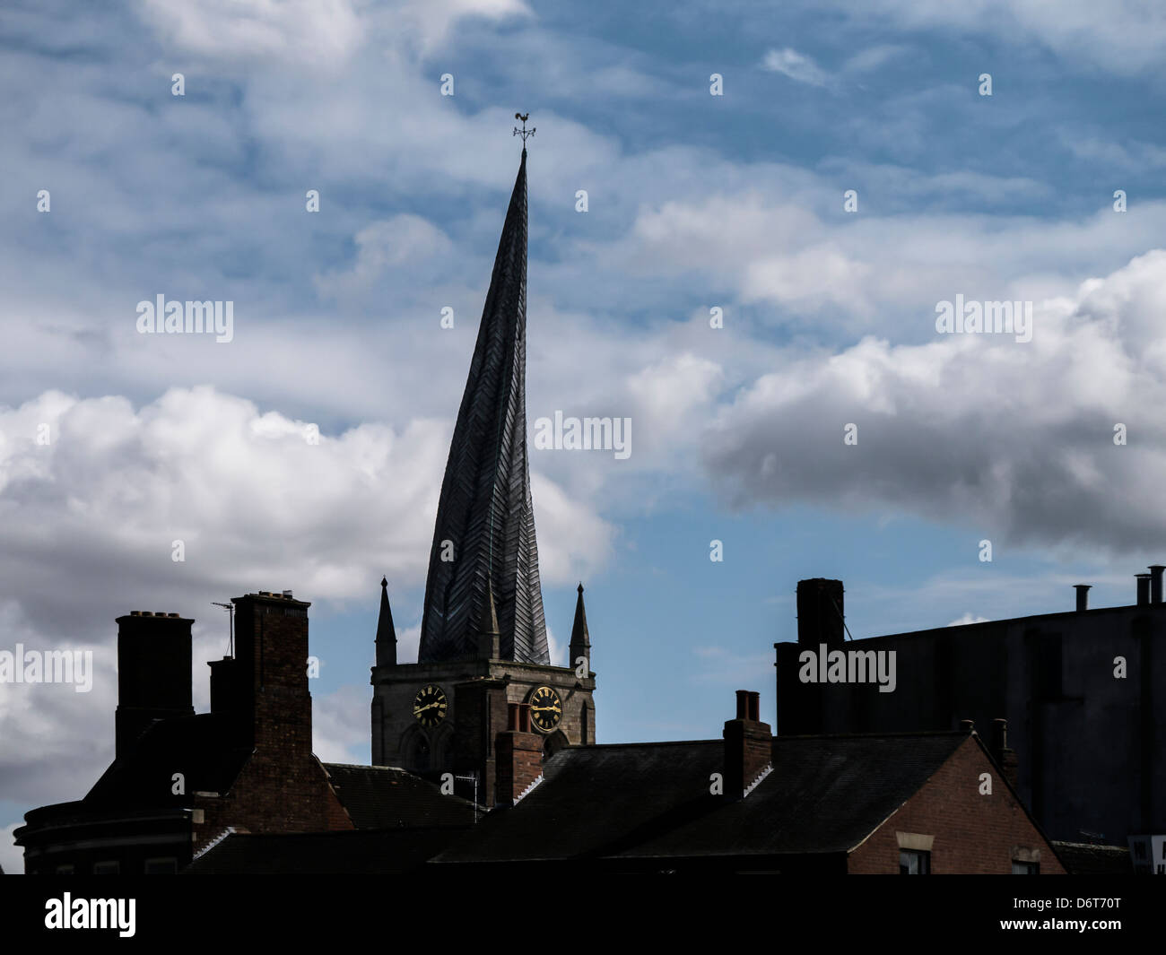 CHESTERFIELD, DERBYSHIRE, Großbritannien - 18. APRIL 2013: Chesterfield Cathedral mit seinem krummen Spire in Silhouette Stockfoto