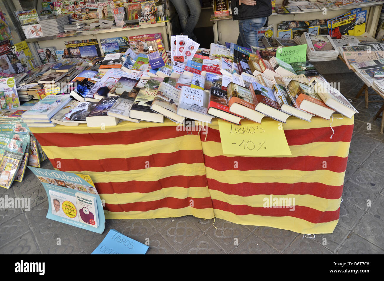 Barcelona, Spanien. 23. April 2013. Die Feier des Heiligen Georg ist eines der wichtigsten Festivals von Katalonien und Barcelona. Tradition vorschreibt gebende Rosen für Frauen und Bücher für Männer, aber in jüngster Zeit gegebenen Weg beide austauschbar. Es ist auch der Tag der Liebe in Katalonien und der Tag als Cervantes & Shakespeare starb. Stockfoto