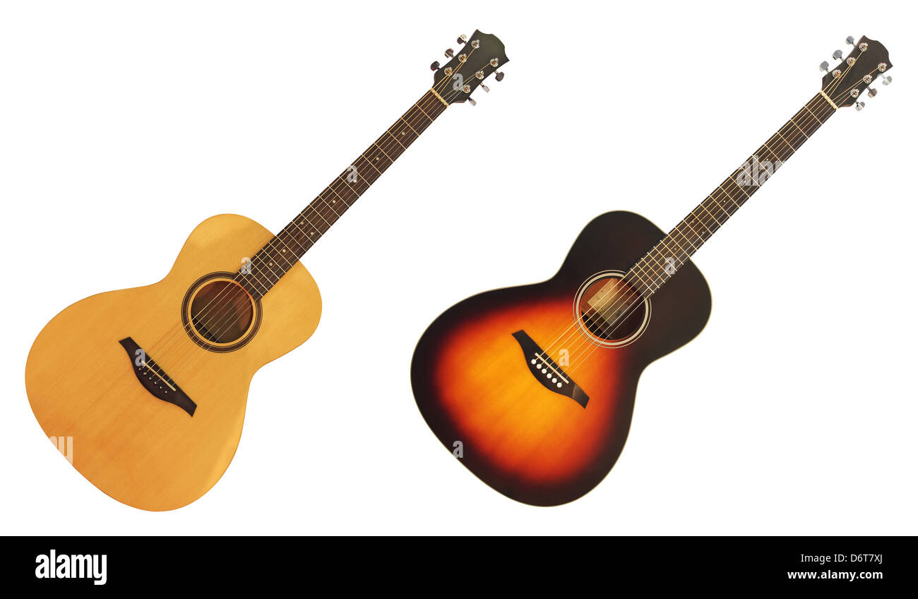 Gelbe und braune hölzerne Akustikgitarren, die isoliert auf weißem Hintergrund Stockfoto