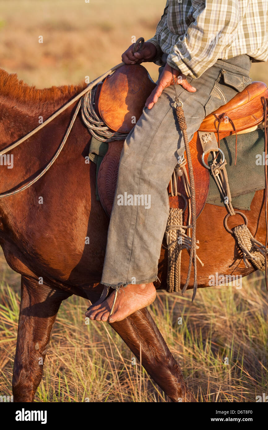 Reiter oder Gaucho Reiter im Sattel. Nackten Fuß in den Steigbügel ...