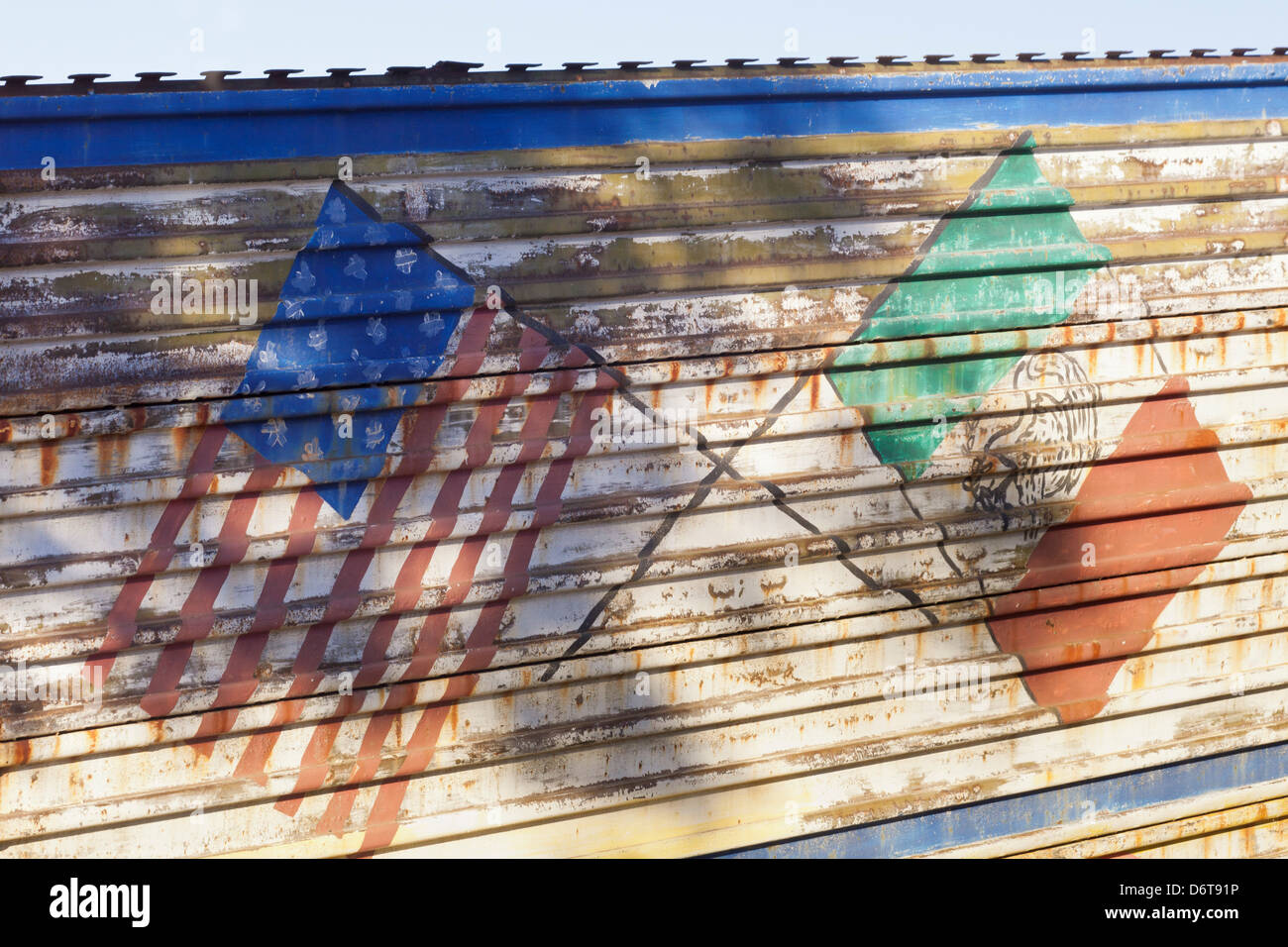 Mexiko, Tecate, US und mexikanische Flaggen am Grenzzaun Stockfoto