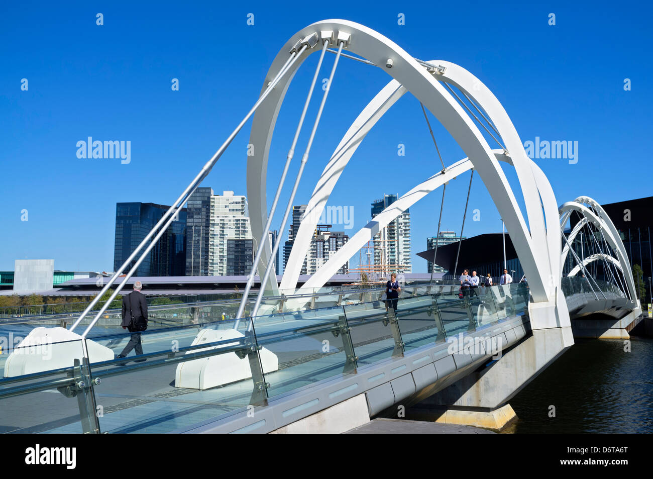 Moderne Seemanns-Brücke über den Yarra River in Zentral Melbourne-Australien Stockfoto