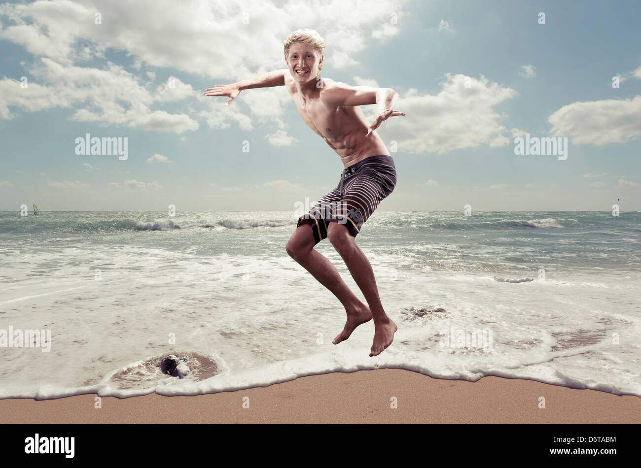 Glücklicher Mann am Strand Stockfoto