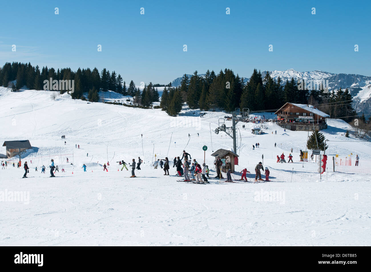 Kinder in der Skischule Beauregard grüne laufen La Clusaz French Alpen Stockfoto