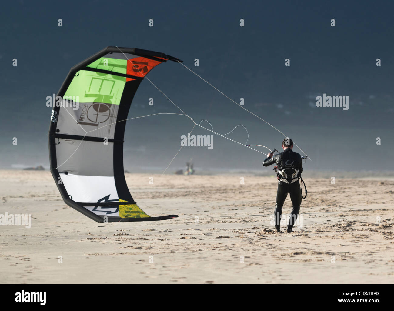 Person, die einen Kite starten. Tarifa, Costa De La Luz, Cádiz, Andalusien, Spanien, Europa. Stockfoto