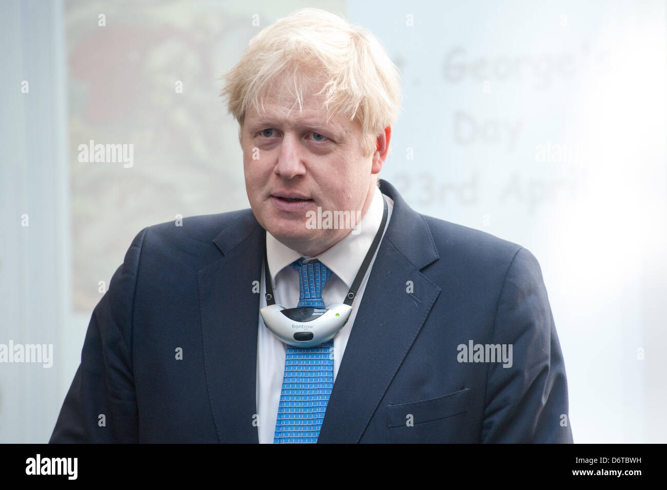 London, UK. 23. April 2013. Der Bürgermeister von London, Boris Johnson besucht Tidemill Akademie im Süden Londons, wo er Schüler des Bonsai Klassenzimmers (im Alter von 10-11) verbindet, eine besondere Klasse, Str. Georges Tag zu markieren. Bildnachweis: Piero Cruciati/Alamy Live-Nachrichten Stockfoto