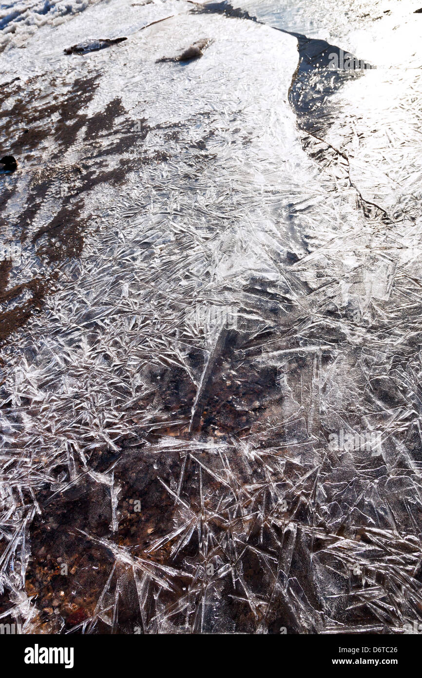 Kruste aus Eis auf gefrorenen Bach im Frühlingsmorgen Stockfoto