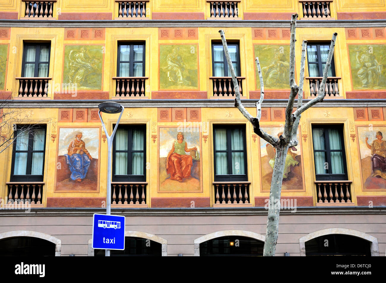 Barcelona, Katalonien, Spanien. Bemalte Fassade des Hotel Catalonia Berna in der Carrer del Consell de Cent Stockfoto