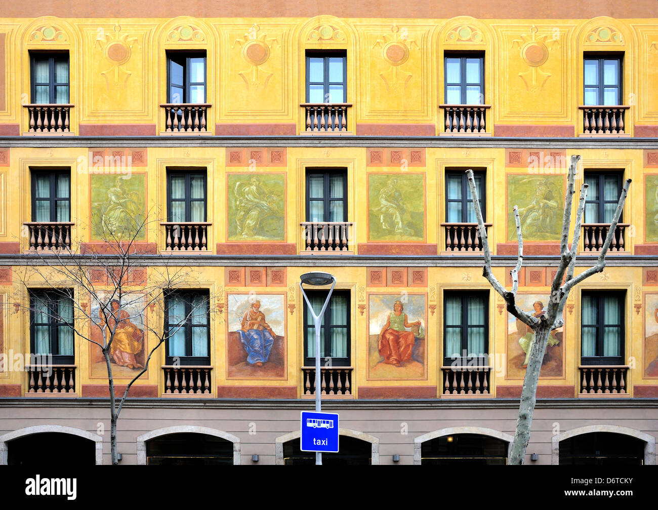 Barcelona, Katalonien, Spanien. Bemalte Fassade des Hotel Catalonia Berna in der Carrer del Consell de Cent Stockfoto