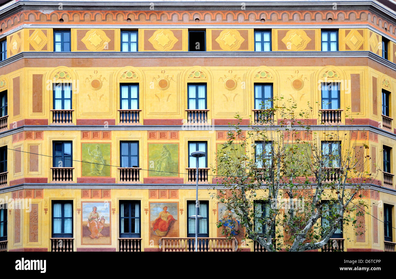 Barcelona, Katalonien, Spanien. Bemalte Fassade des Hotel Catalonia Berna in der Carrer del Consell de Cent Stockfoto