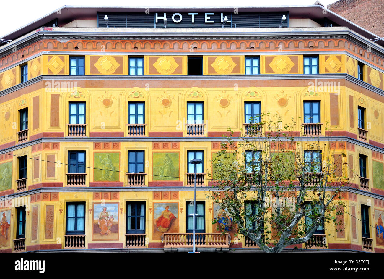 Barcelona, Katalonien, Spanien. Bemalte Fassade des Hotel Catalonia Berna in der Carrer del Consell de Cent Stockfoto