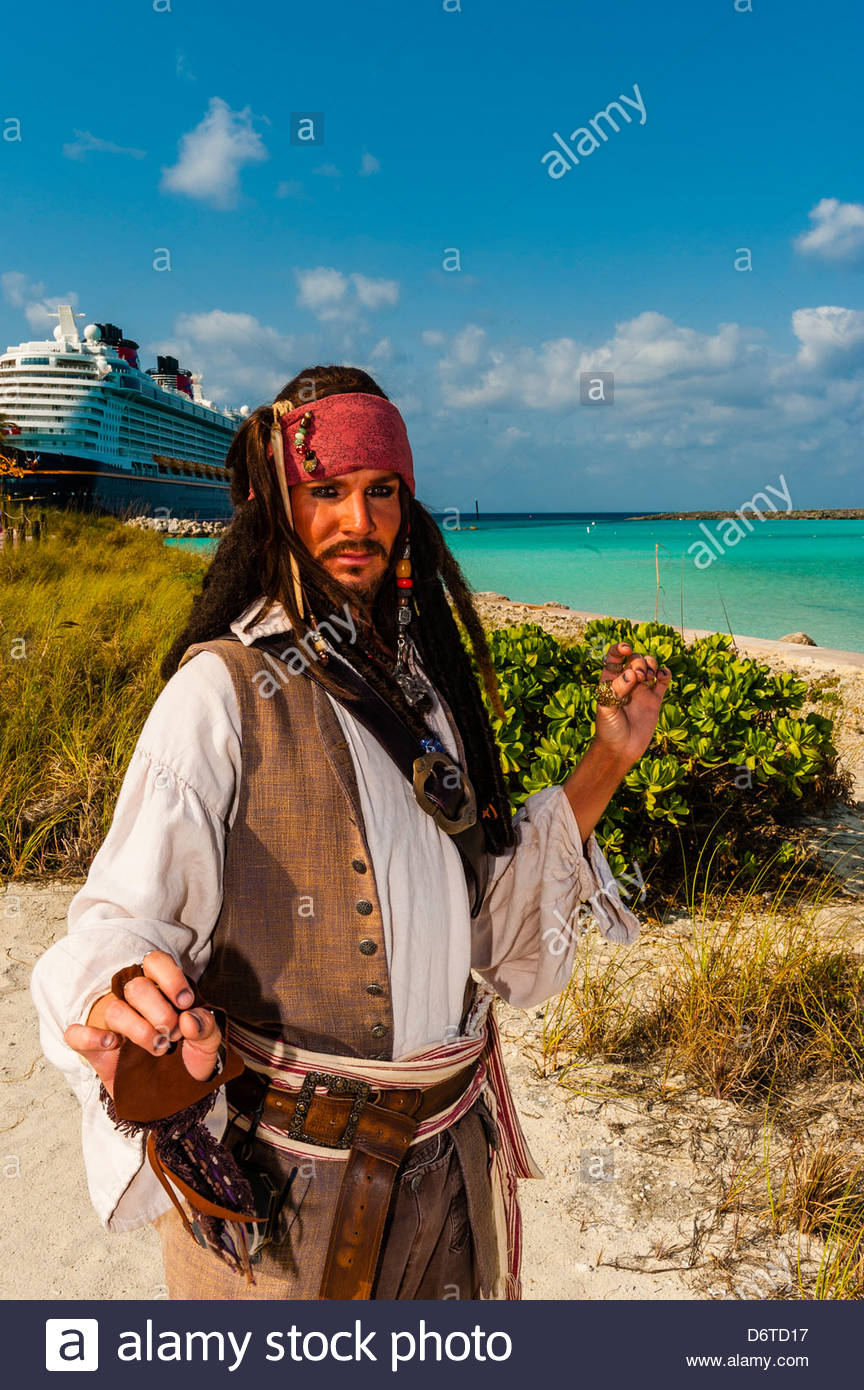 Schauspieler verkleidet als Captain Jack Sparrow von Fluch der Karibik, mit Disney Dream 