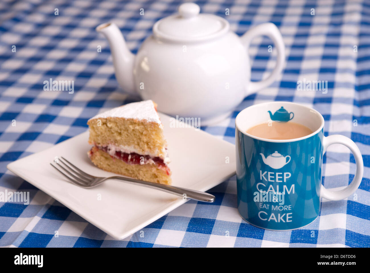 Ruhe bewahren und Essen mehr Kuchen Tasse Tee und Victoria Biskuit Stockfoto