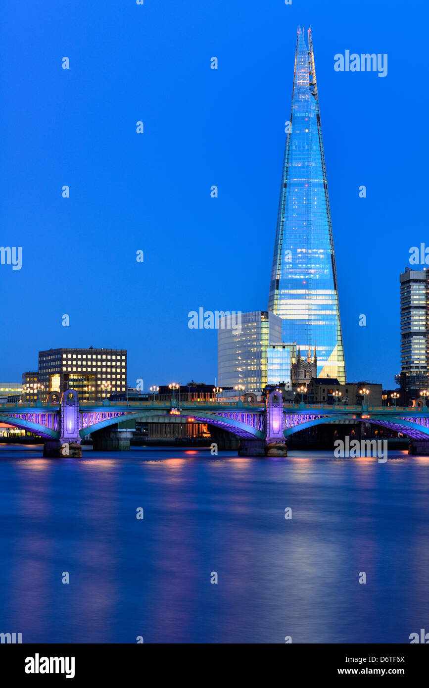 Splitter bei Dämmerung, London Bridge Viertel, Southwark Bridge, London, Vereinigtes Königreich Stockfoto