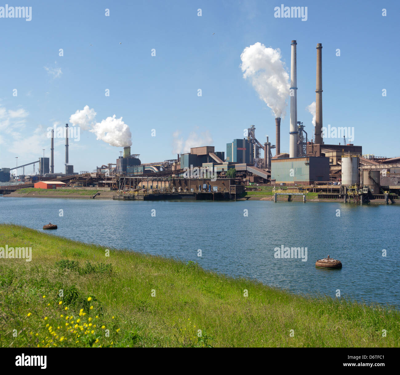 großen Stahlfabrik in IJmuiden, Niederlande Stockfoto