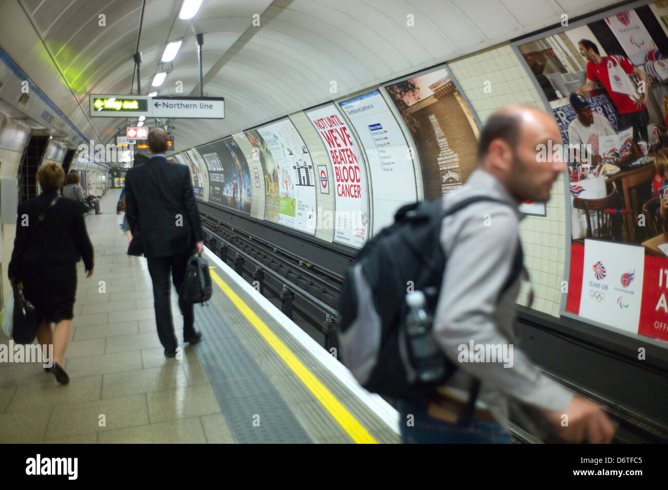 Pendler, die warten auf eines Zuges, London Underground-Plattform. Stockfoto