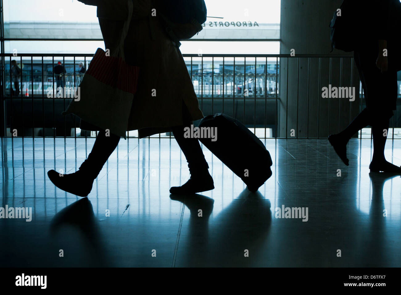 abstrakte Flughafen und Silhouette des Gehens Person mit Gepäck Stockfoto