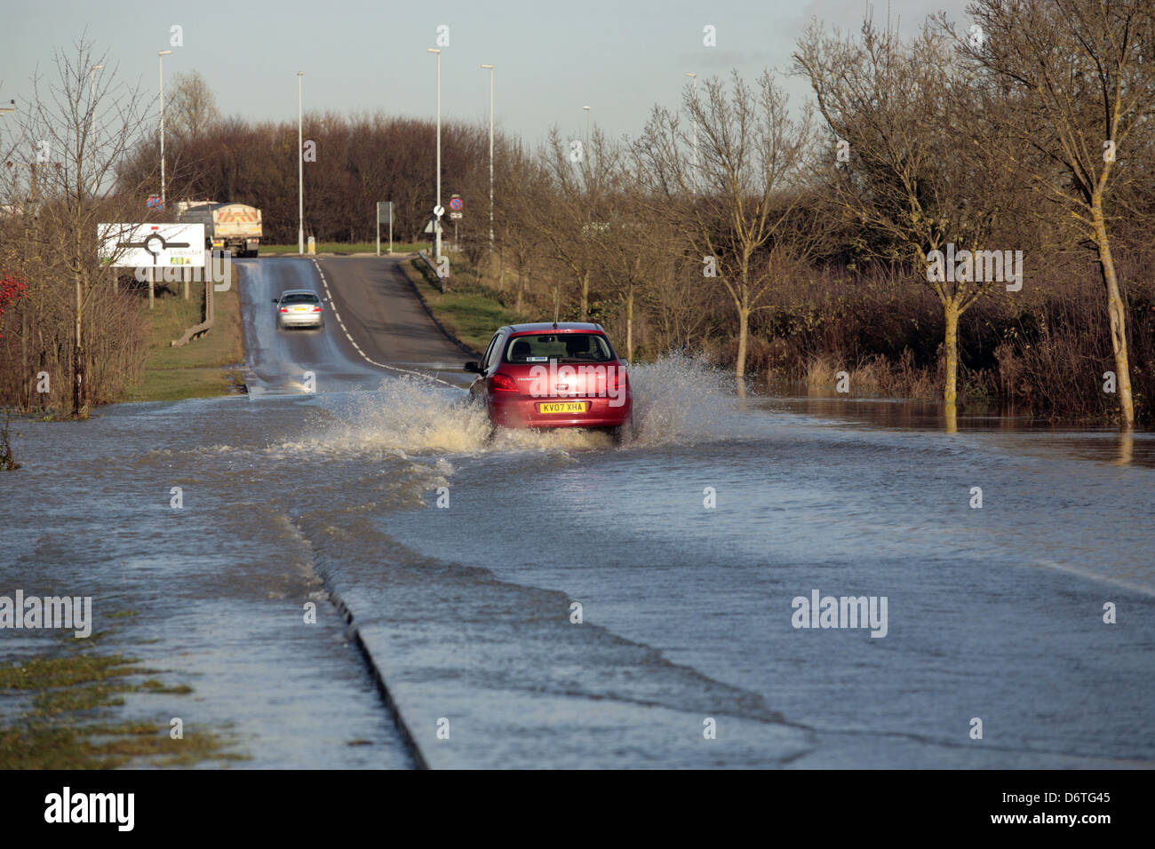 Auto fahren durch überfluteten Landstraße, Soar Tal, Leicestershire, England, November 2012 Stockfoto