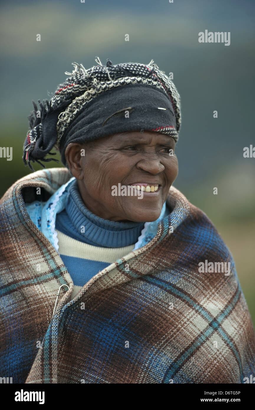 Alte Frau lächelnd, in Decke gehüllt, Majola Bezirk, Pondoland, Eastern Cape (Transkei), Südafrika, Juli Stockfoto