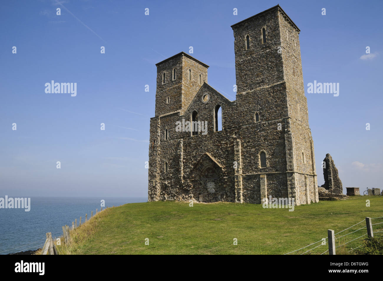 Ansicht des 12. Jahrhunderts ruiniert, Kirche und Küste, Marienkirche, Reculver Country Park, Reculver, Kent, England, August Stockfoto