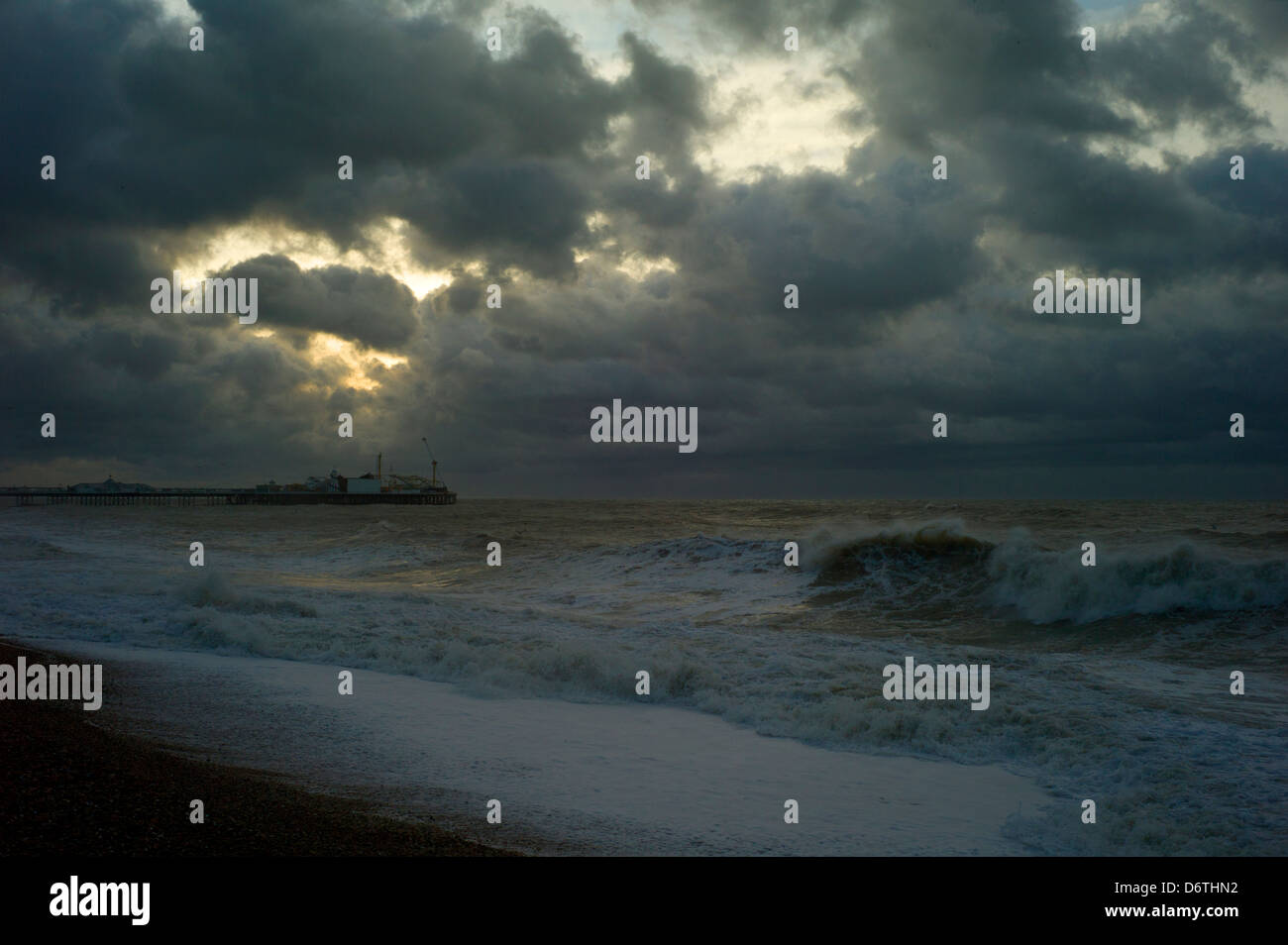 Gewitterhimmel über raue See und Pier, Brighton, UK Stockfoto