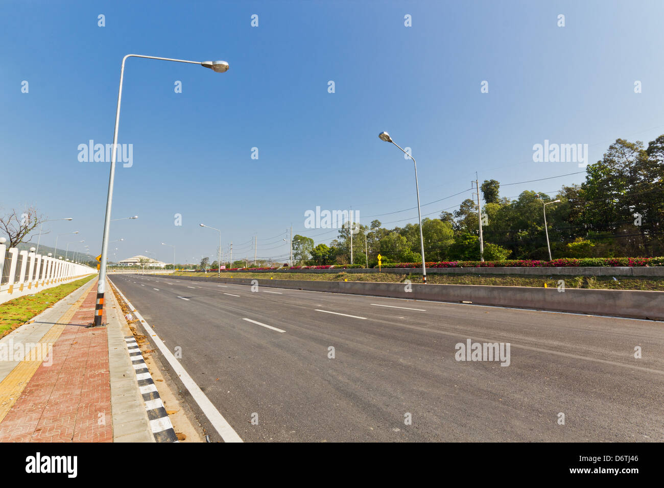 Entfernung Autobahn Straße mit Hintergrund des blauen Himmels in einem hellen Tag. Stockfoto