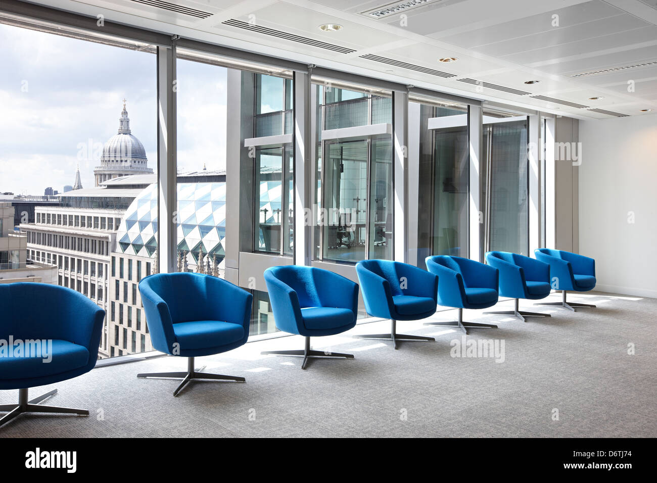 Linie türkisblaue Stühle Stadtansicht Stockfoto