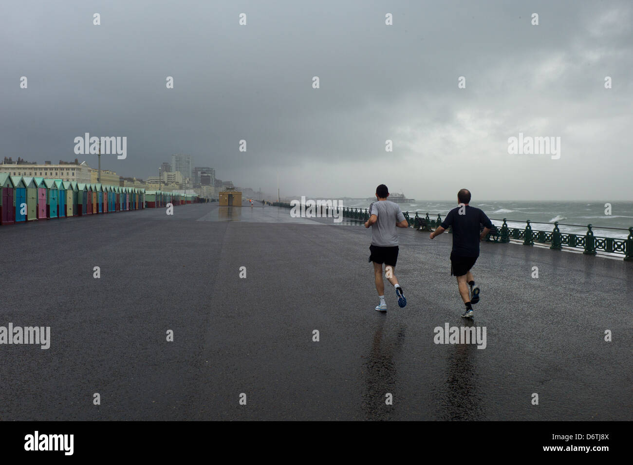Jogger in Regen, Brighton, UK Stockfoto
