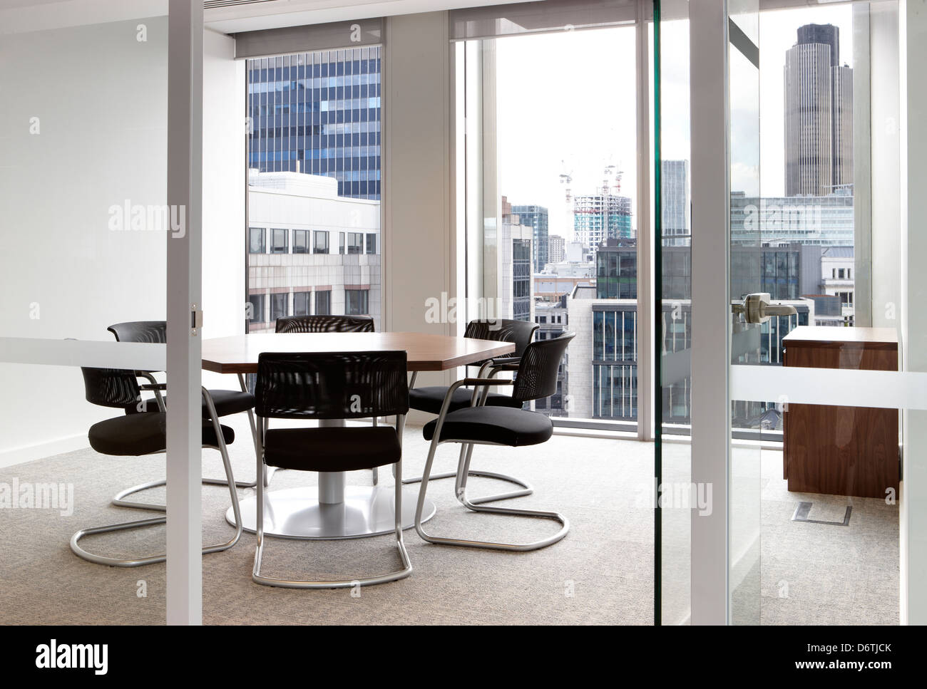 Glas ummauerten Treffen Raum Büro Stadt-Ansichten Stockfoto