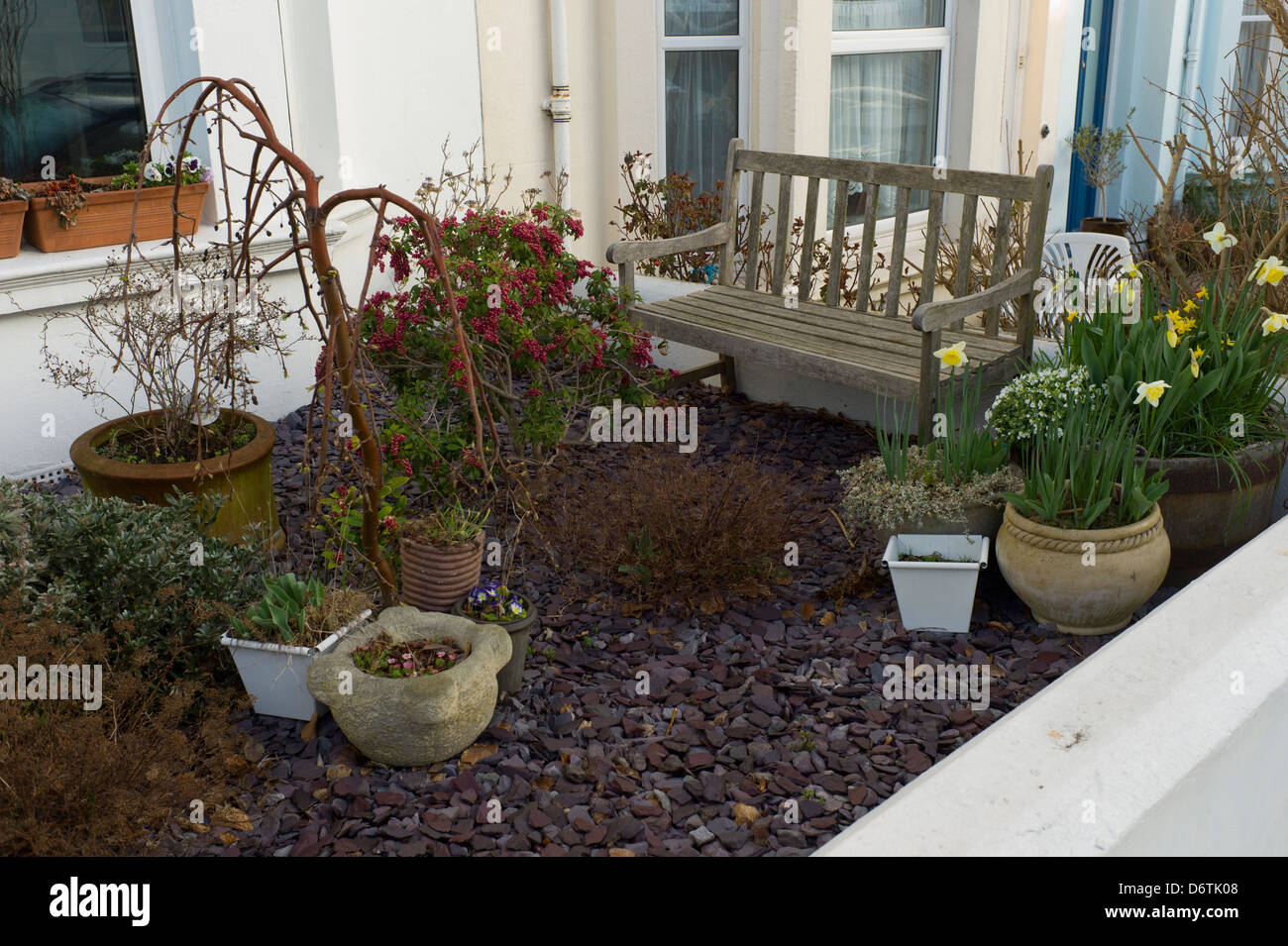 Suburban Vorgarten und Bank Stockfoto