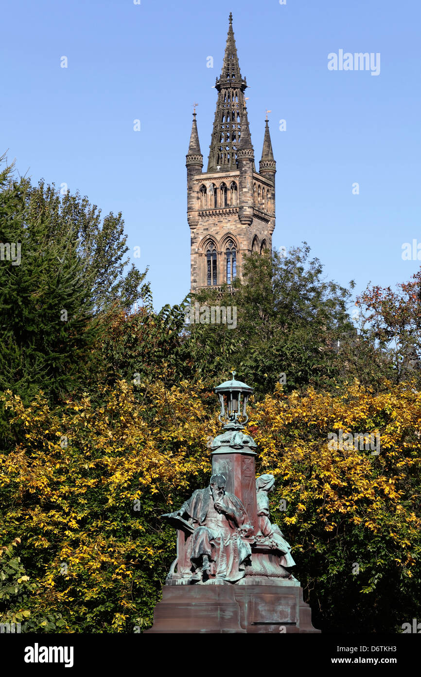 Kelvin Way Bridge im Herbst mit dem Glockenturm der University of Glasgow, Kelvin Way, Glasgow, Schottland, Großbritannien Stockfoto
