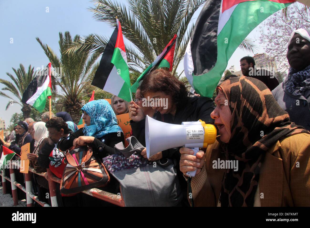 23. April 2013 - Gaza-Stadt, Gazastreifen, Palästina - Palästinenser nehmen Teil an einer Rallye endet der palästinensischen Division in Gaza-Stadt am 23. April 2013 gefordert. Demonstranten rufen für freie Wahlen und die Versöhnung zwischen den beiden rivalisierenden Fraktionen der Fatah und der Hamas (Credit-Bild: © Ezz Al-Zanoon/APA Images/ZUMAPRESS.com) Stockfoto