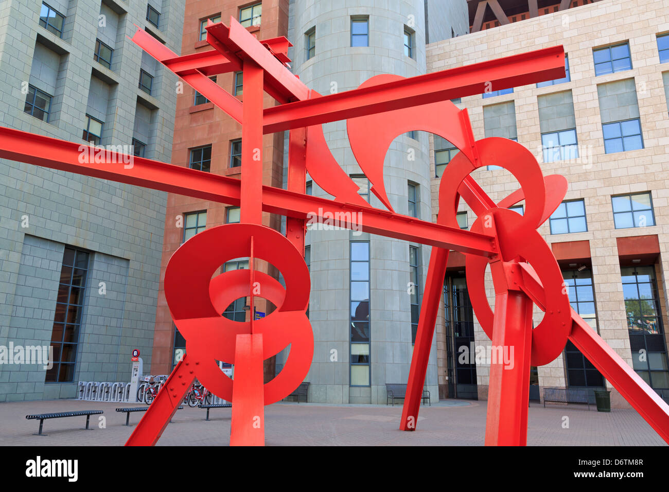 USA, Colorado, Denver, Lao Tzu Skulptur von Mark di Suveros, Denver Public Library Stockfoto