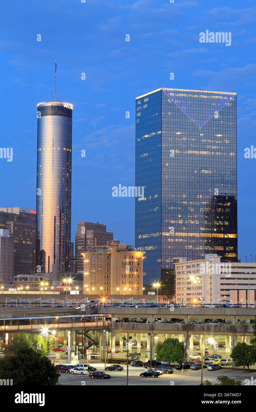 USA, Georgia, Atlanta, Skyline von Atlanta in der Abenddämmerung Stockfoto