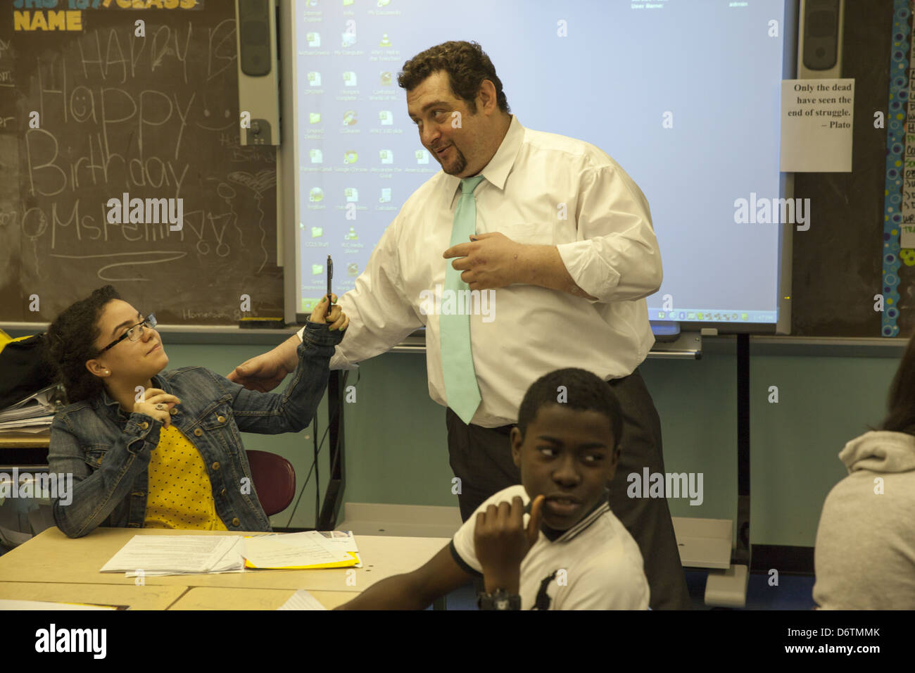 9. Klasse Sozialkunde-Lehrer engagiert sich Studenten mit den Trojanischen Krieg in eine Einheit der griechischen Geschichte. Queens, NY Stockfoto