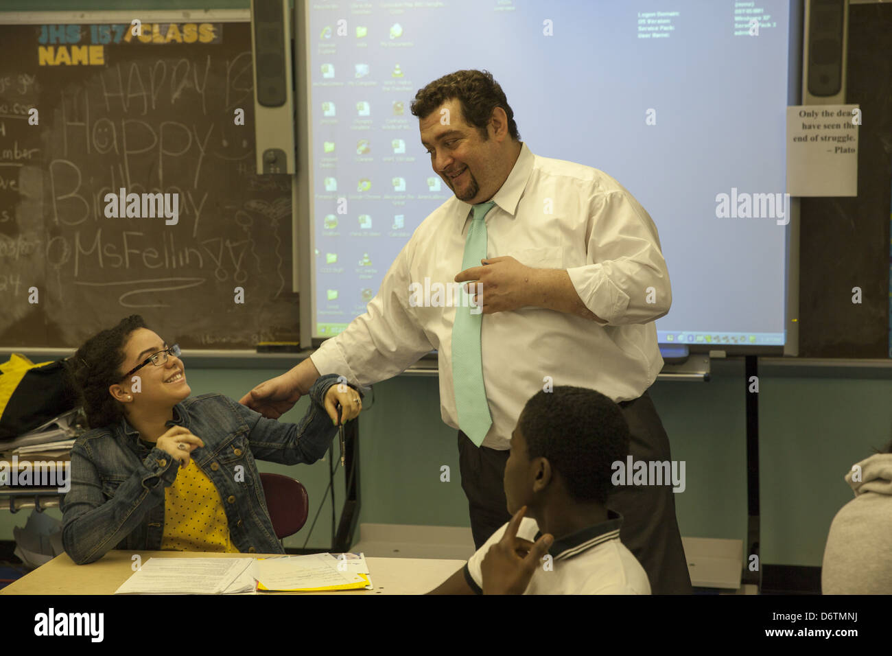 9. Klasse Sozialkunde-Lehrer engagiert sich Studenten mit den Trojanischen Krieg in eine Einheit der griechischen Geschichte. Queens, NY Stockfoto