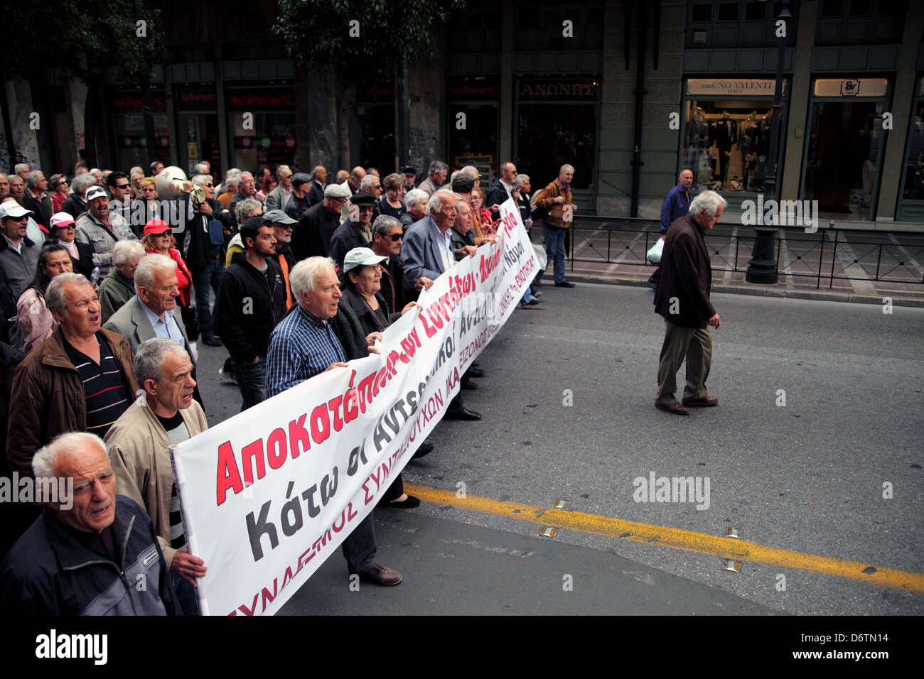 Griechische Rentner protestieren gegen die Kürzung ihrer Renten in Athen am 19. April 2013. Stockfoto