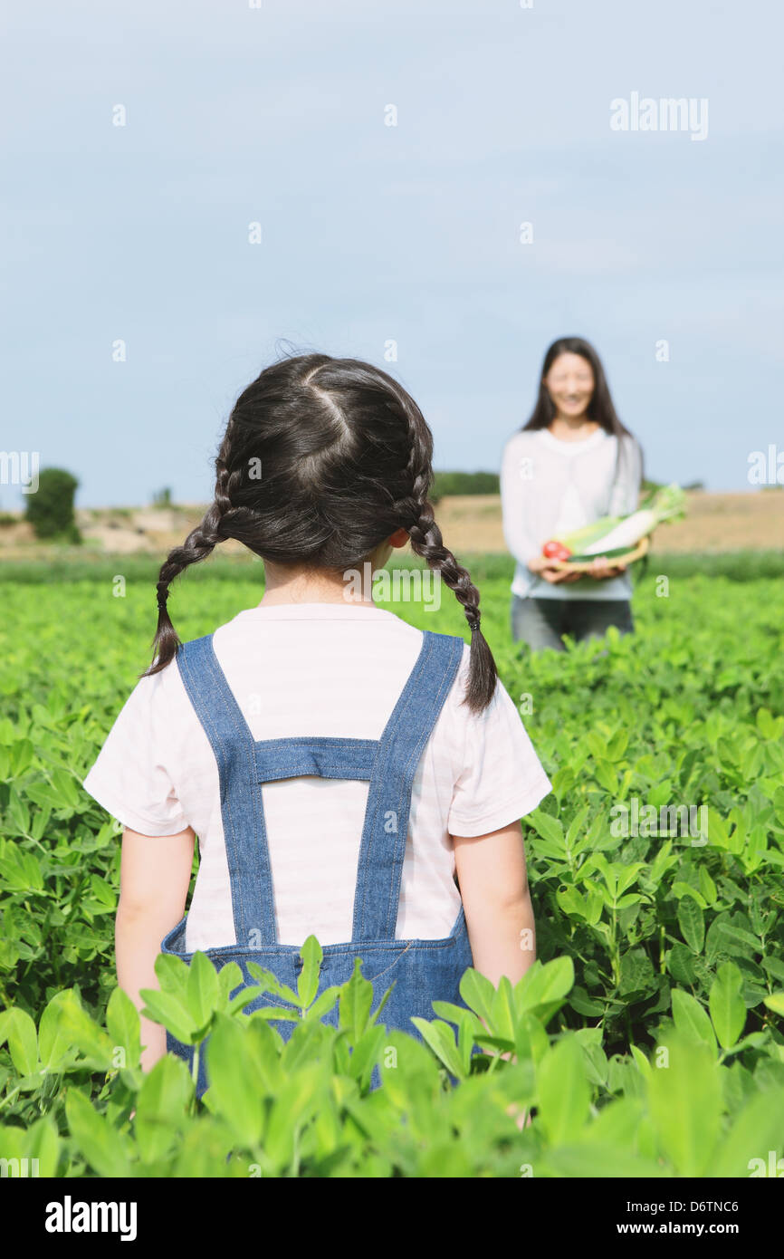 Mutter und Tochter in einem pflanzlichen Bereich Stockfoto