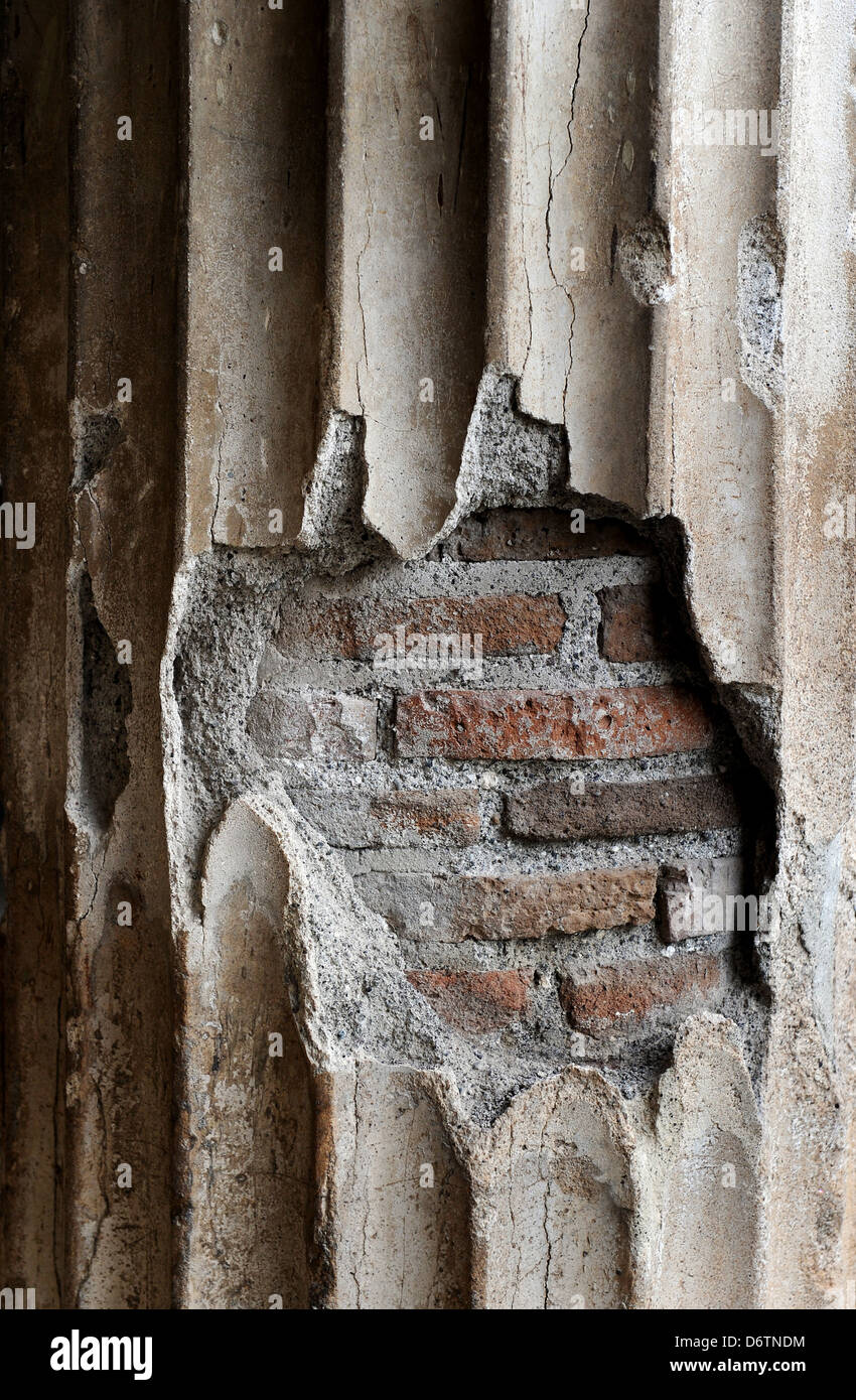 Herculaneum, Neapel, Italien. Römische Mauerwerk und Spalte Detail. Bild von Paul Heyes, Donnerstag, 28. März 2013. Stockfoto