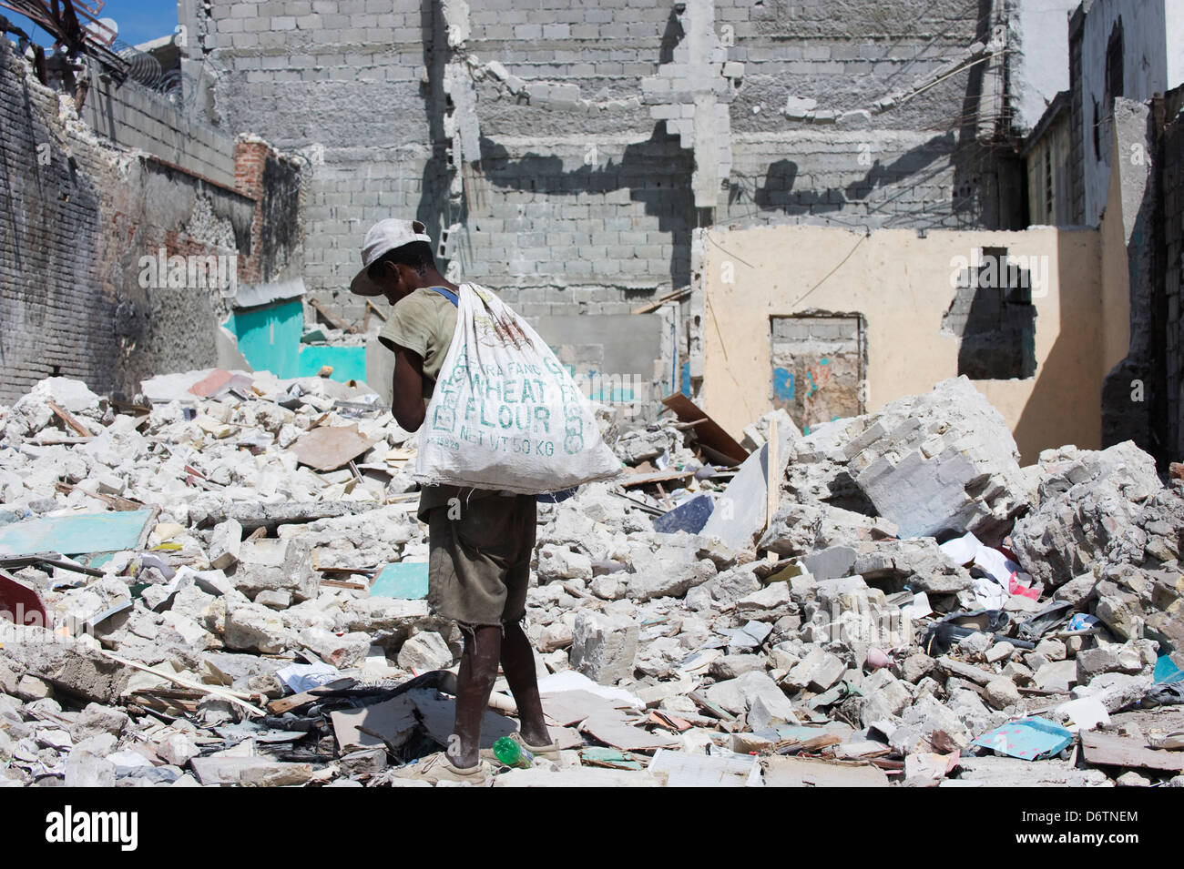 Mann Suche durch Schutt, Januar 2010 Erdbeben verursachten Schäden, Innenstadt, Port au Prince, Haiti, Caribbean Stockfoto
