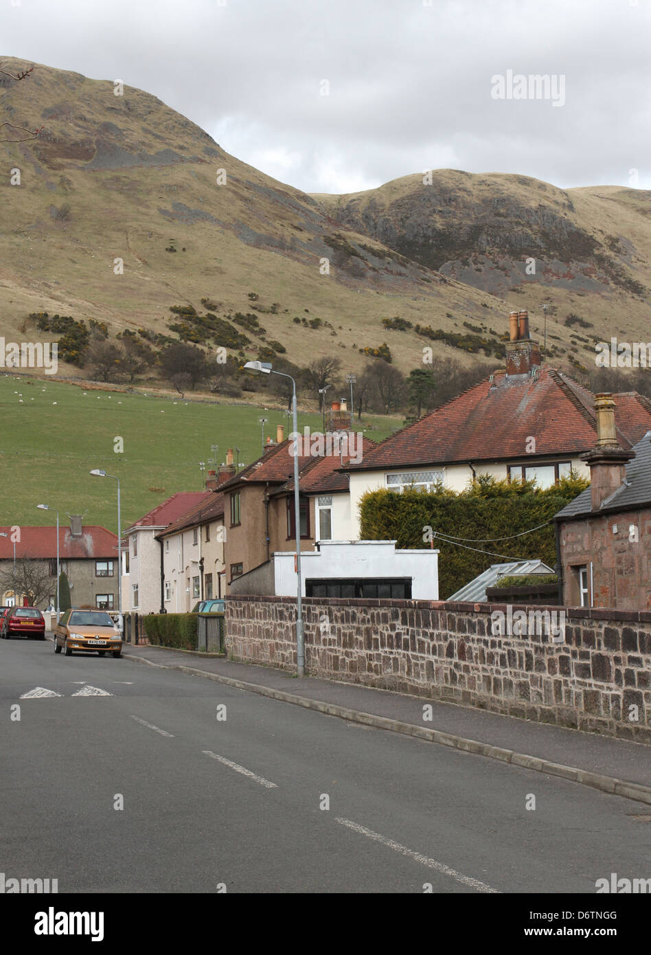 Tillicoultry street Szene mit Ochil Hills clackmannanshire Schottland april 2013 Stockfoto