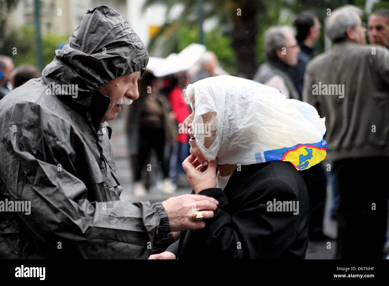 Griechische Rentner protestieren gegen die Kürzung ihrer Renten in Athen am 19. April 2013. Stockfoto